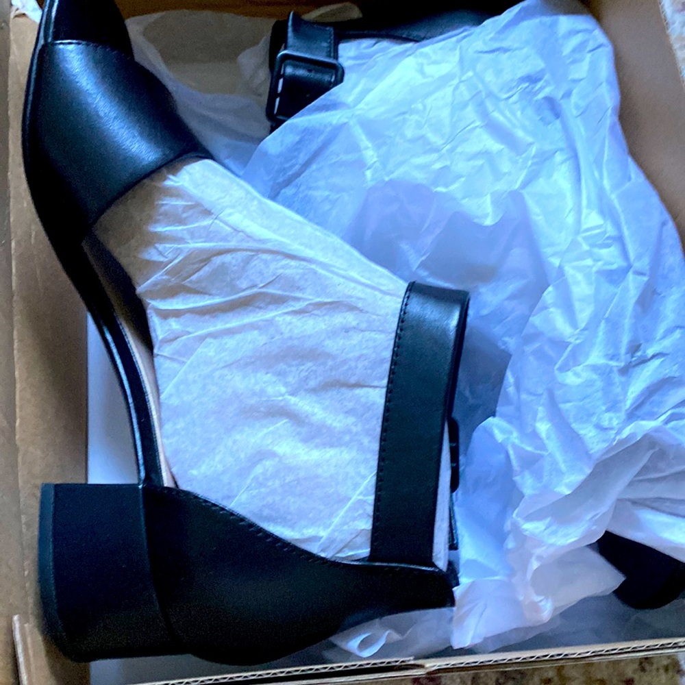 NWB Clark’s Black Leather Ankle Strap Sandal 8